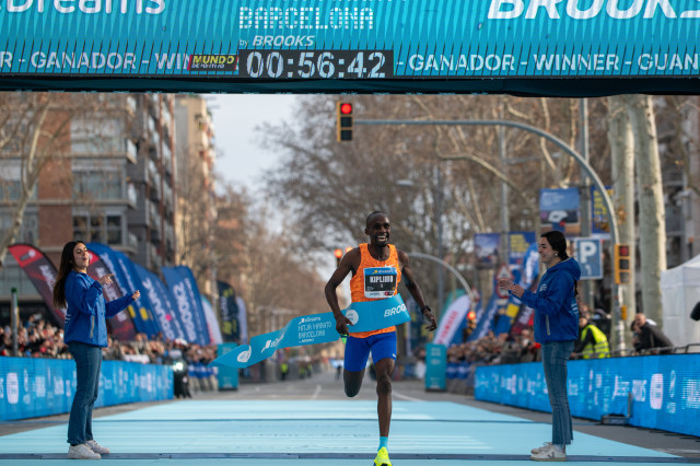 EuropaPress 6522716 atleta ugandes jacob kiplimo finalizar media maraton barcelona 16 febrer