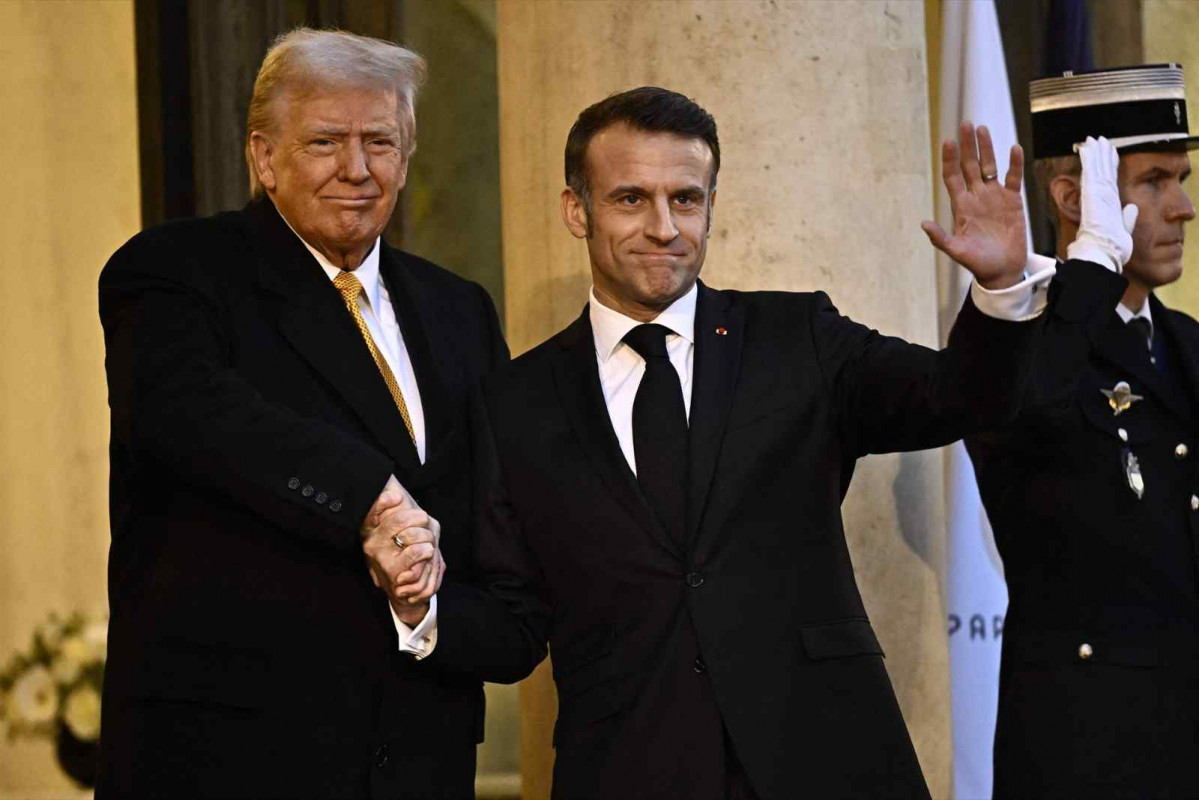 7 de diciembre de 2024, Francia, París El presidente francés, Emmanuel Macron (dcha.), recibe al presidente electo de Estados Unidos, Donald Trump, en el palacio presidencial