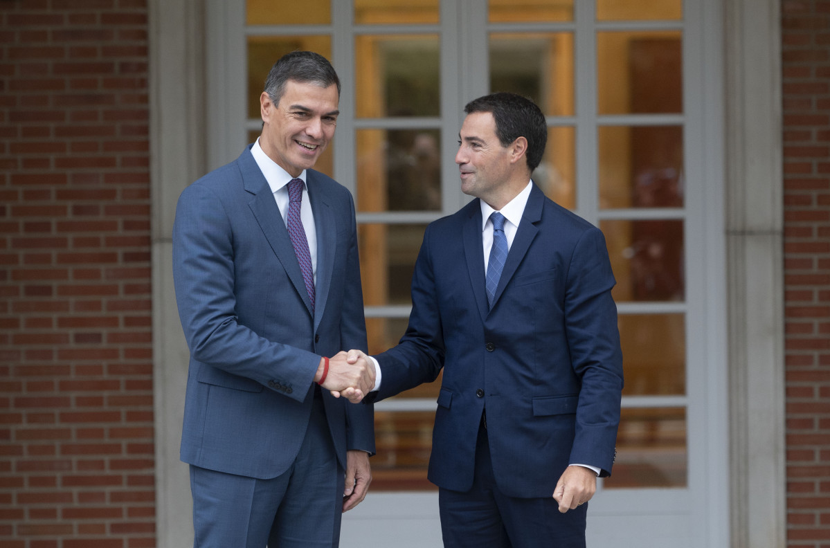 EuropaPress 6223947 presidente gobierno pedro sanchez recibe lehendakari imanol pradales