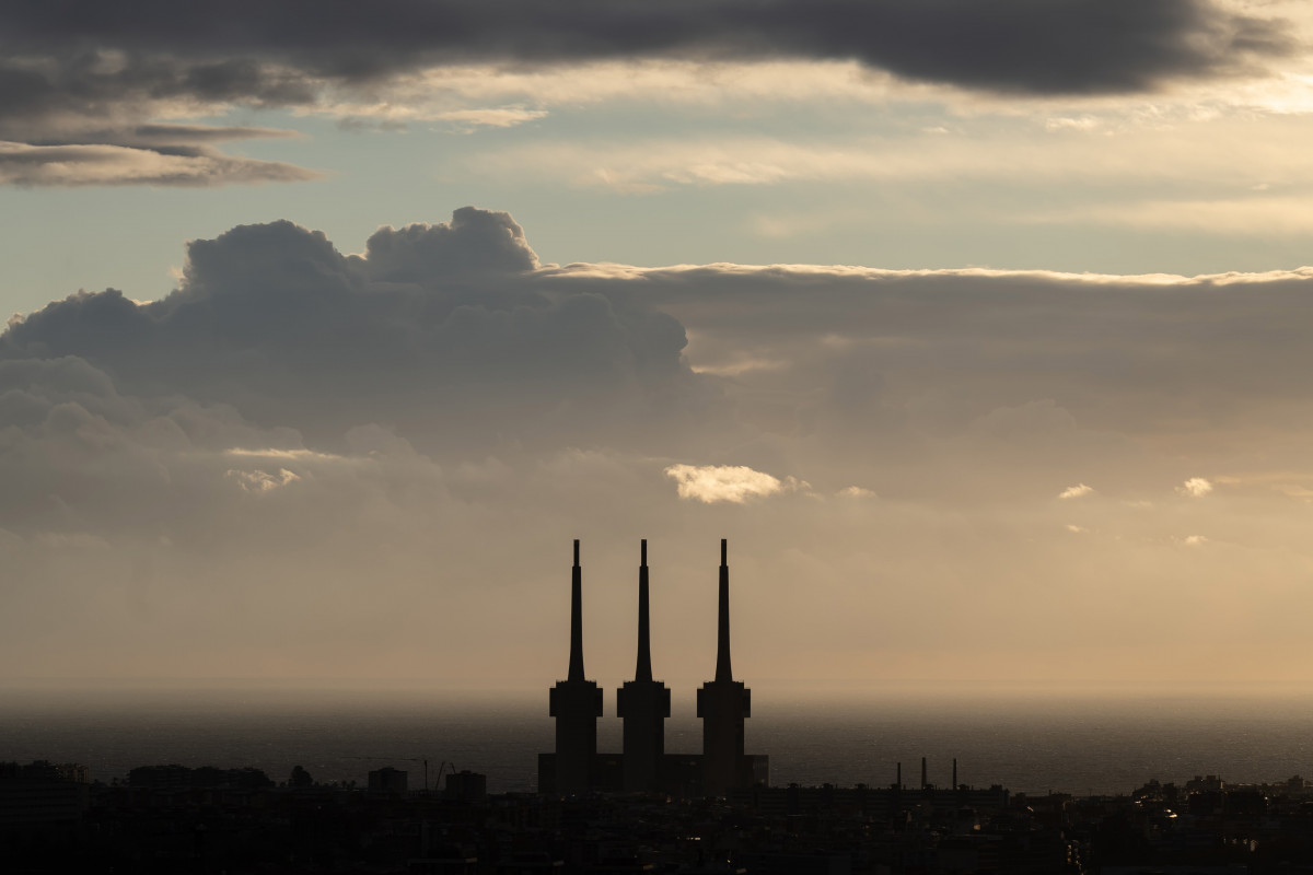 Archivo - Las torres de las Tres Chimeneas de Sant Adrià del Besós desde el Mirador de Torre Baró.