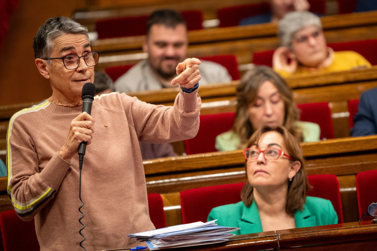 La consellera de Salud, Olga Pané, durante una sesión de control al presidente de la Generalitat, en el Parlament, a 12 de febrero de 2025, en Barcelona, Cataluña (España). El Parlament vota en el