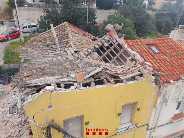 El derrumbe del techo de una casa en El Masnou obliga a evacuar a sus inquilinos