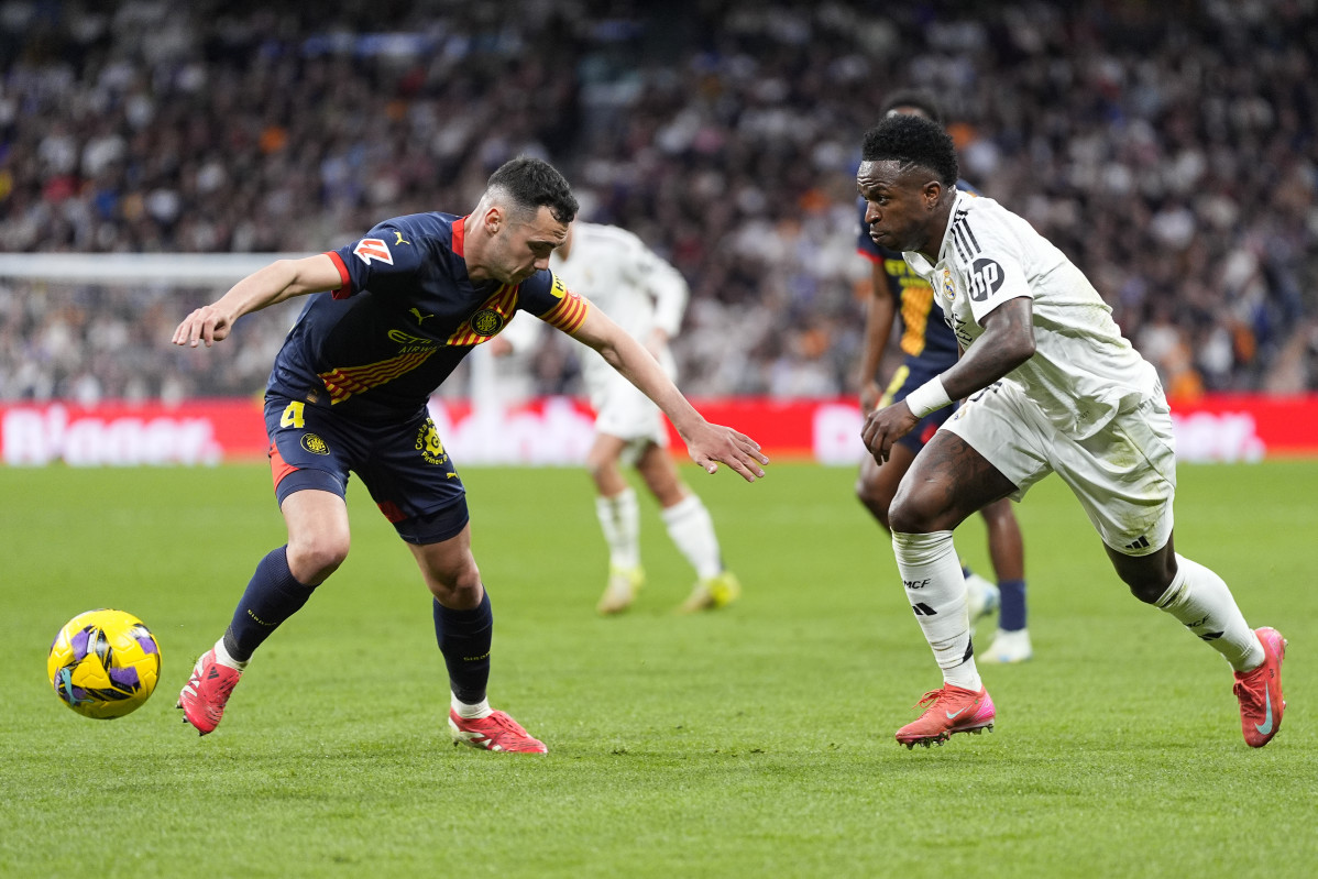 EuropaPress 6537879 vinicius junior of real madrid and arnau martinez of girona fc in action