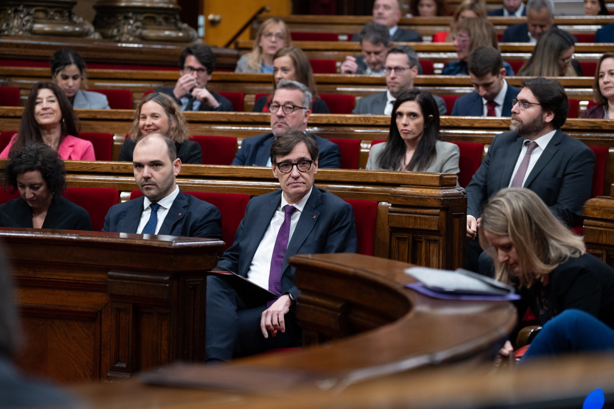 Archivo - El president de la Generalitat, Salvador Illa,  durante una sesión de control al Govern, en el Parlament, a 26 de febrero de 2025, en Barcelona, Catalunya