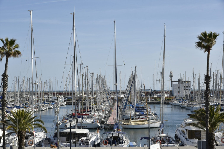 Vertidos 700 litros de queroseno en aguas del Puerto de Barcelona