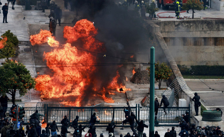 Masivas protestas en Grecia en el segundo aniversario del peor desastre ferroviario del país