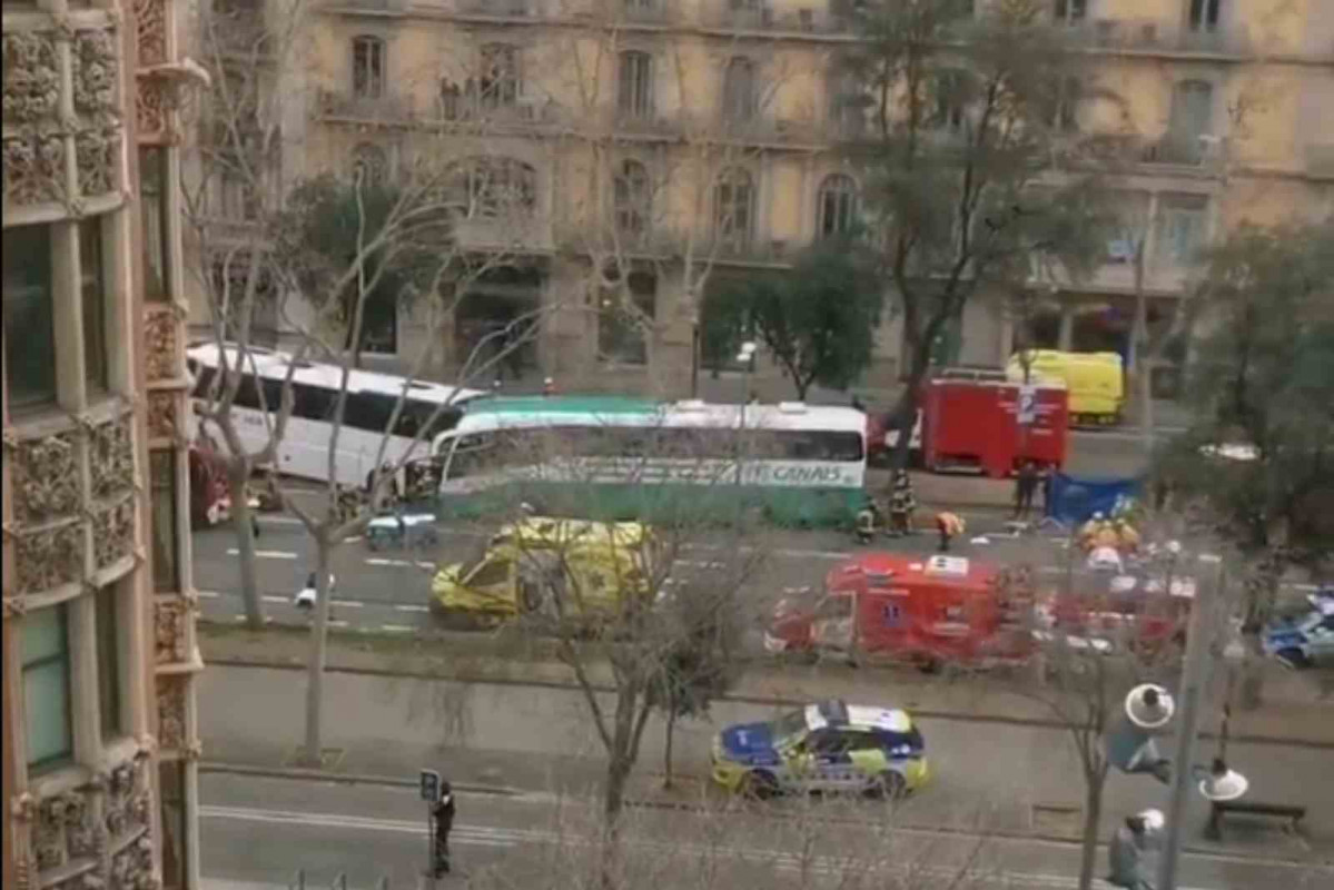 Choque entre dos autocares en la Diagonal