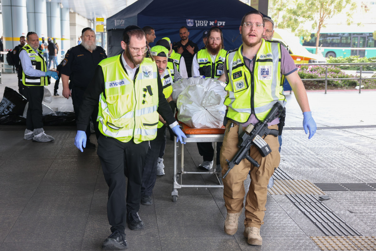 EuropaPress 6555950 haifa march 2025    rescuers transfer the body of victim at the site of