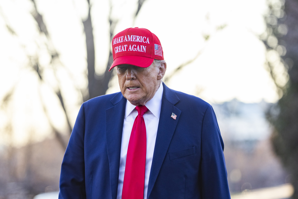 WASHINGTON (United States), 28/02/2025.- US President Donald Trump prepares to speak to the media about his meeting with Ukrainian President Volodymyr Zelensky as he departs the White House in Washing