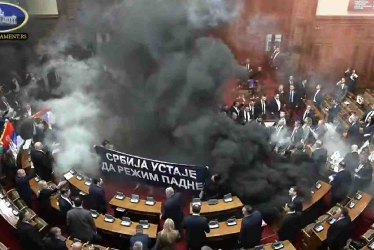 Caos en el Parlamento de Serbia