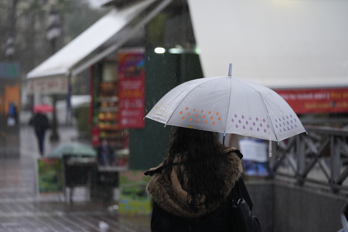 EuropaPress 6554728 persona protege lluvia paraguas 03 marzo 2025 sevilla andalucia espana