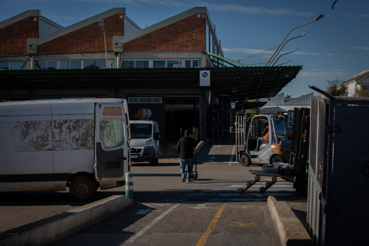 EuropaPress 3471334 dos trabajadores transportan mercancia mercabarna barcelona catalunya