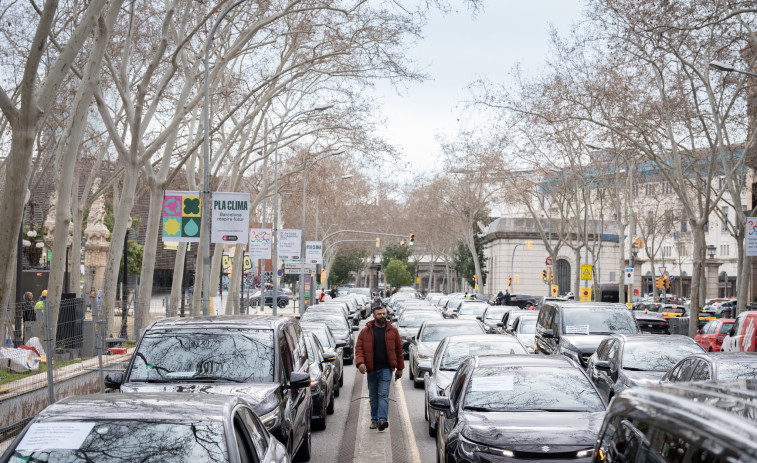 Protesta de conductores y empresarios de VTC en Barcelona contra el proyecto de ley del Govern