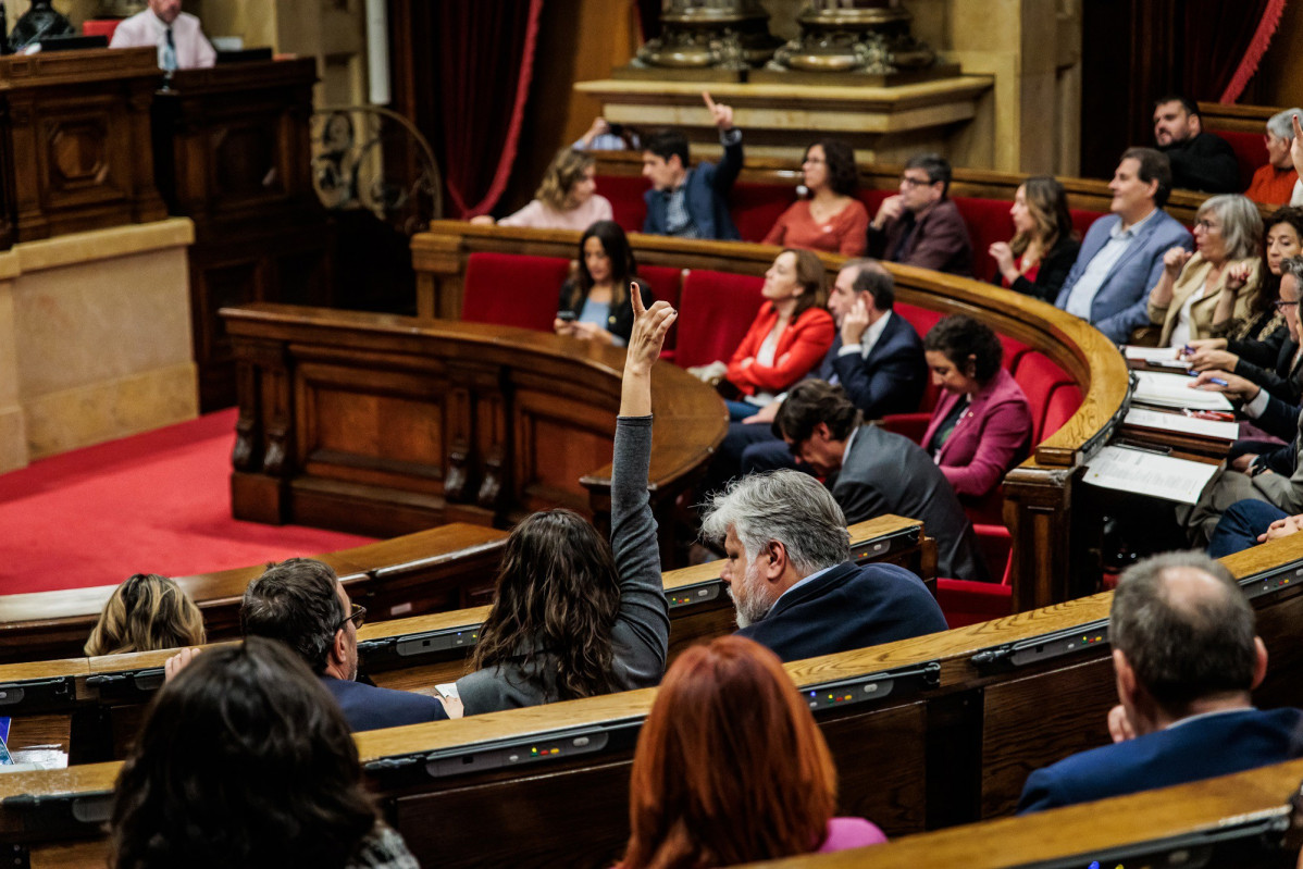 Archivo - Votación de una moción en un pleno del Parlament de Catalunya