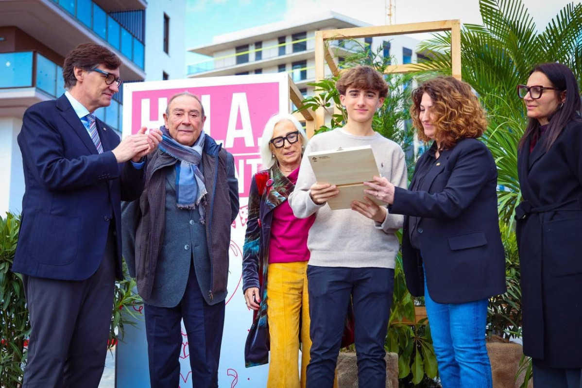 El presidente de la Generalitat, Salvador Illa, durante el acto de inauguración de la calle Carme Chacón, en Viladecans (Barcelona)