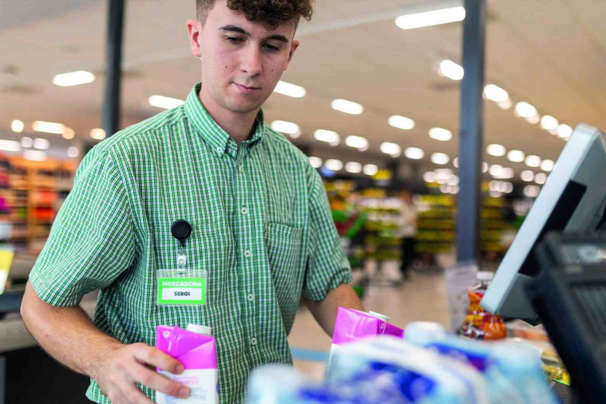 Un trabajador de Mercadona   EP