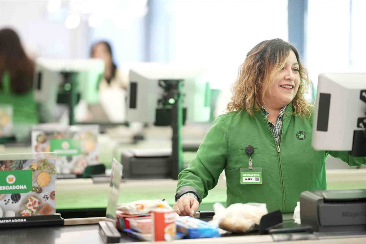 Cajera de supermercado Mercadona REMITIDA  HANDOUT por @JC BARBERA