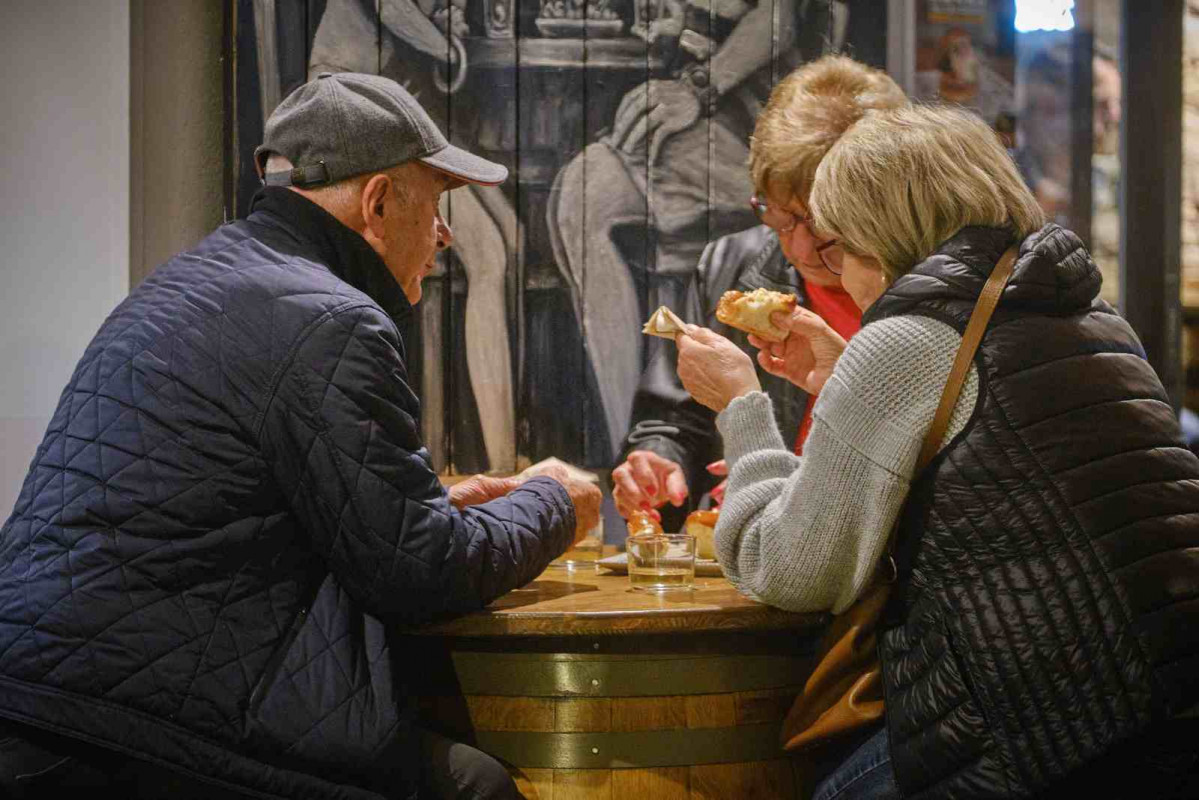 Turistas en la Ruta de Tapes de Roses