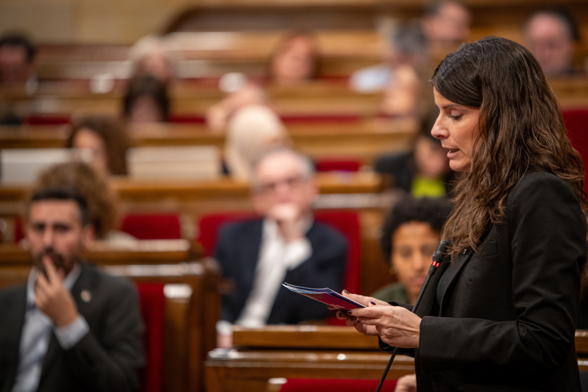 Archivo - La portavoz de Junts en el Parlament de la Generalitat, Mònica Sales, durante una sesión de control al presidente de la Generalitat, en el Parlament, a 12 de febrero de 2025, en Barcelona,