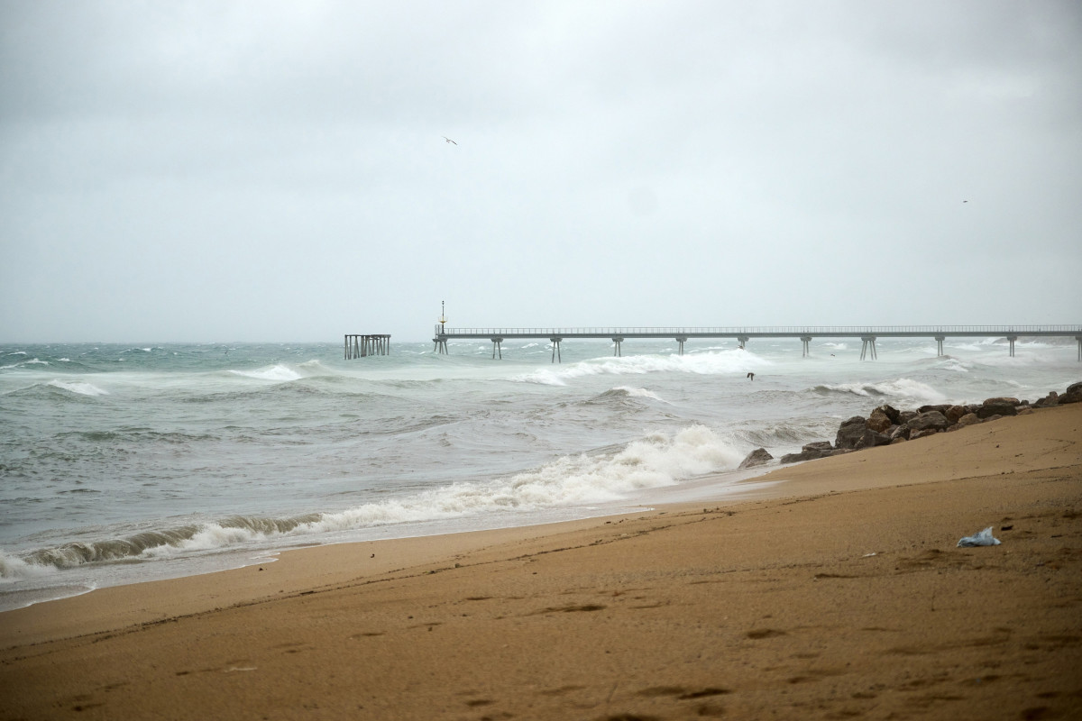 Archivo - Oleaje en la playa de Badalona afectado por las lluvias, a 7 de febrero de 2023, en Badalona, Barcelona, Catalunya