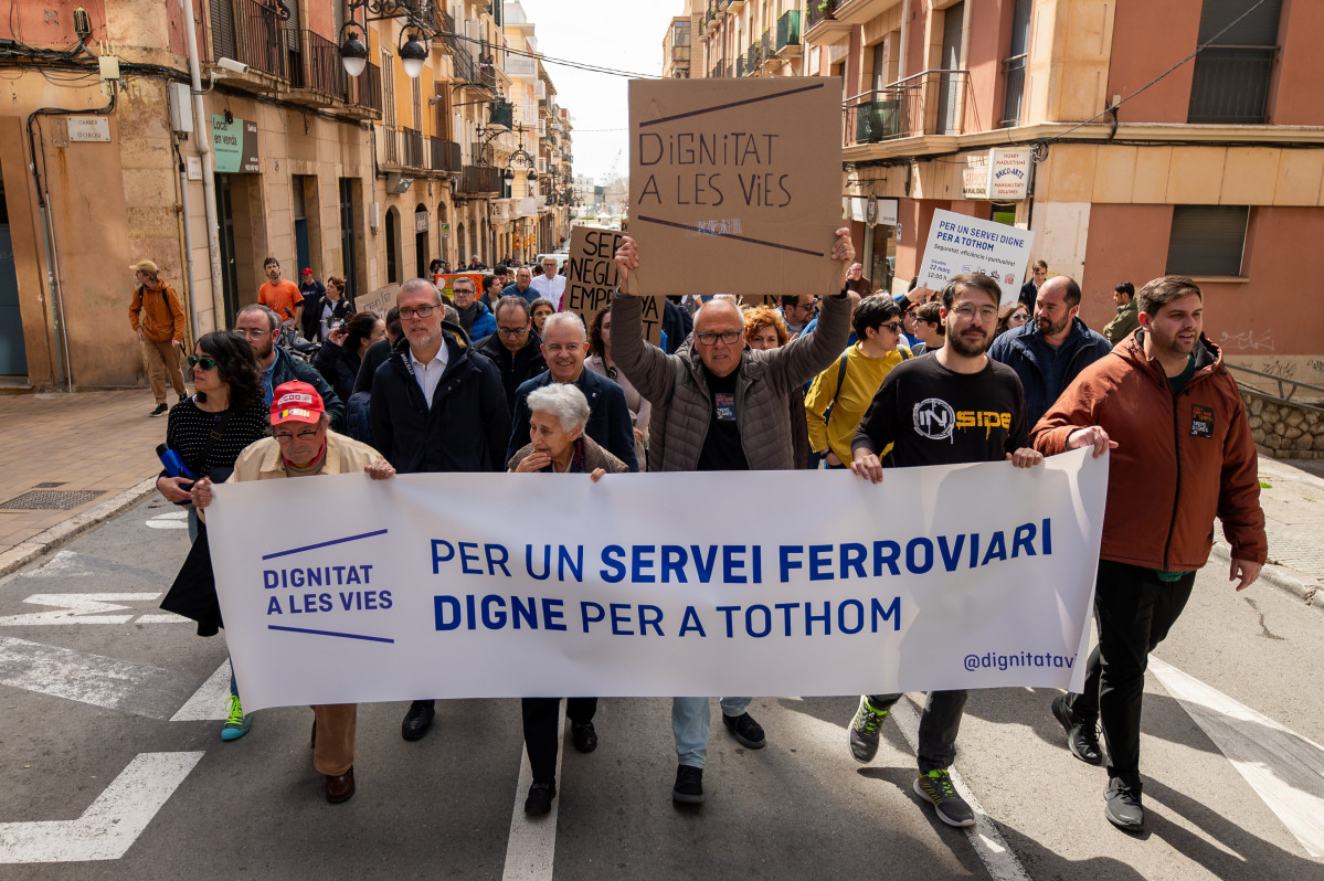 Varias personas durante una manifestación para pedir el fin del “caos ferroviario”, en la estación de Tarragona, a 22 de marzo de 2025, en Tarragona, Catalunya