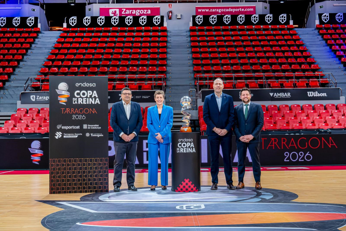 La presidenta de la FEB, Elisa Aguilar; el conseller de Deportes de la Generalitat, Berni Álvarez; el alcalde de Tarragona, Rubén Viñuales, y el presidente de la Federació Catalana de Basquetbol, 