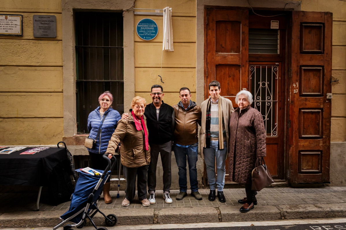 Barcelona homenajea al cantautor y poeta Bernardo Cortés con una placa en Ciutat Vella