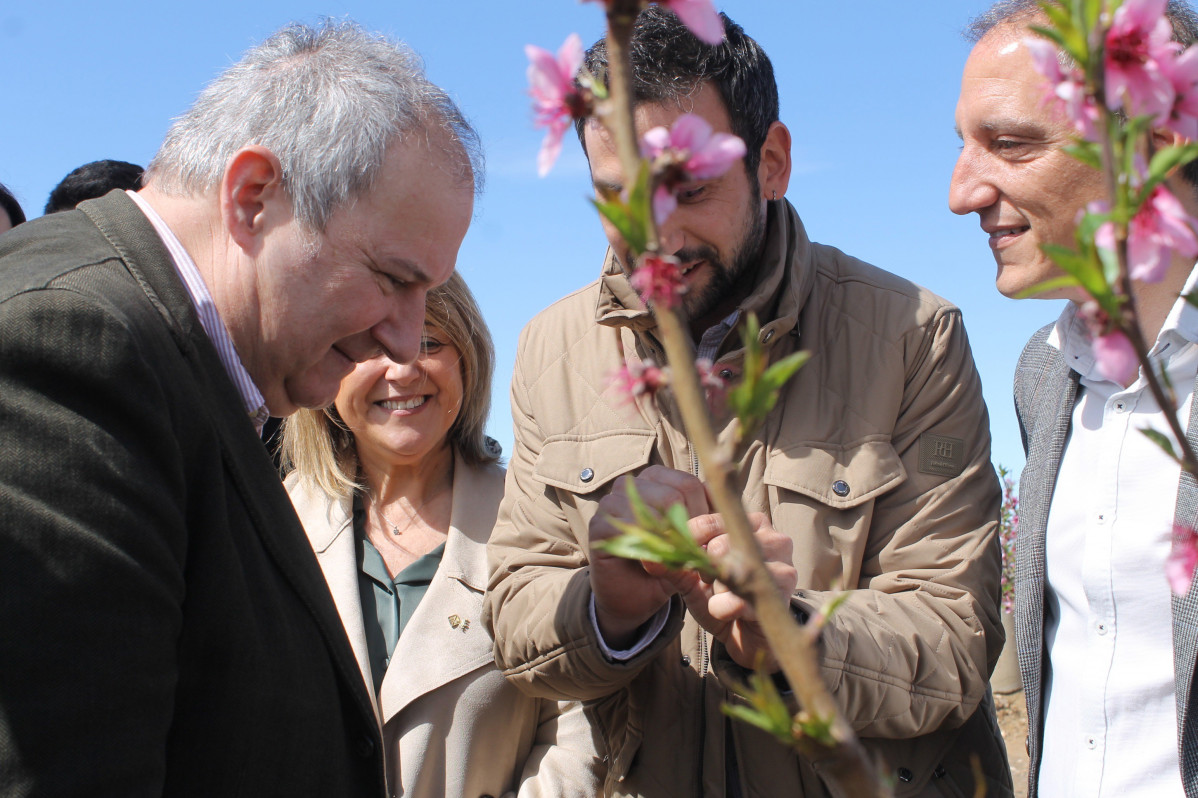 El ministro de Industria y Turismo, Jordi Hereu, durante su visita a los campos en flor de Aitona (Lleida)