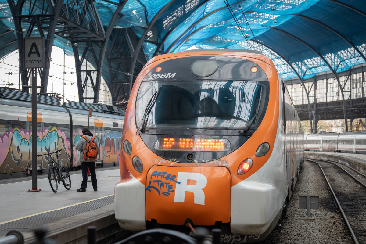 Archivo - Una persona en la estación de Francia, donde opera Rodalies en Barcelona, Catalunya