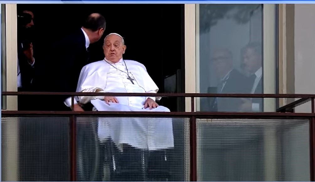 El Papa Francisco a su salida a la ventana del Hospital Gemelli de Roma.