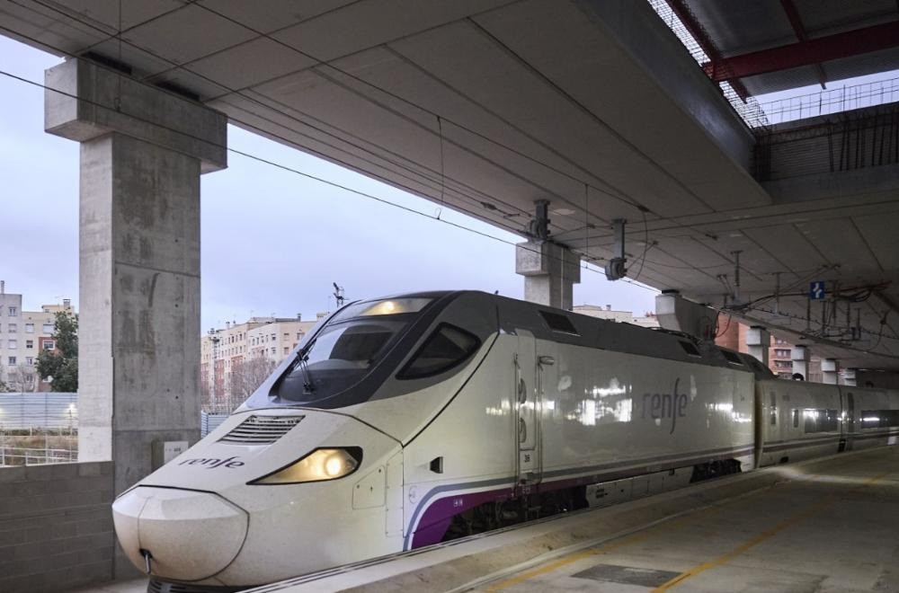 Los trenes de alta velocidad circulan desde este domingo por la futura estación de La Sagrera