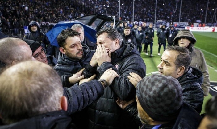 Óscar García, entrenador del Olympiakos, agredido por la ...