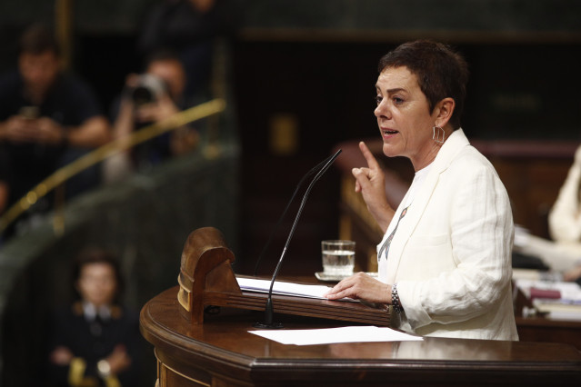 La portavoz de EH Bildu en el Congreso, Mertxe Aizpurua, interviene durante la segunda sesión del debate de investidura del candidato socialista a la Presidencia del Gobierno.