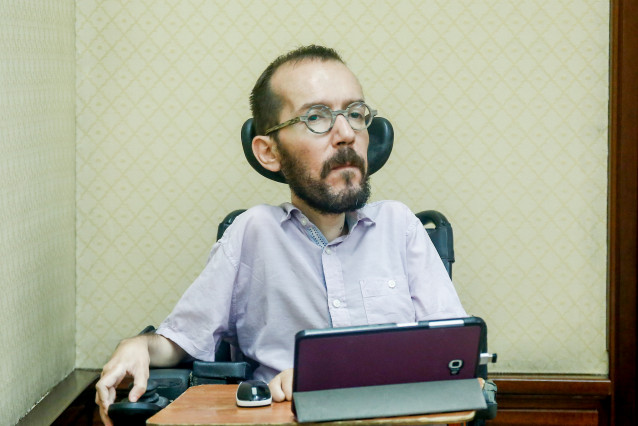 El secretario de Acción de Gobierno de Podemos, Pablo Echenique, durante a la reunión con representes de asociaciones del mundo científico que reivindican el impulso del sistema de I+D español.