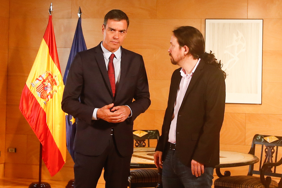 El presidente del Gobierno en funciones, Pedro Sánchez (1i), se reúne con el secretario general de Unidas Podemos, Pablo Iglesias (2i), de cara a la sesión de investidura que comienza el 22 de juli