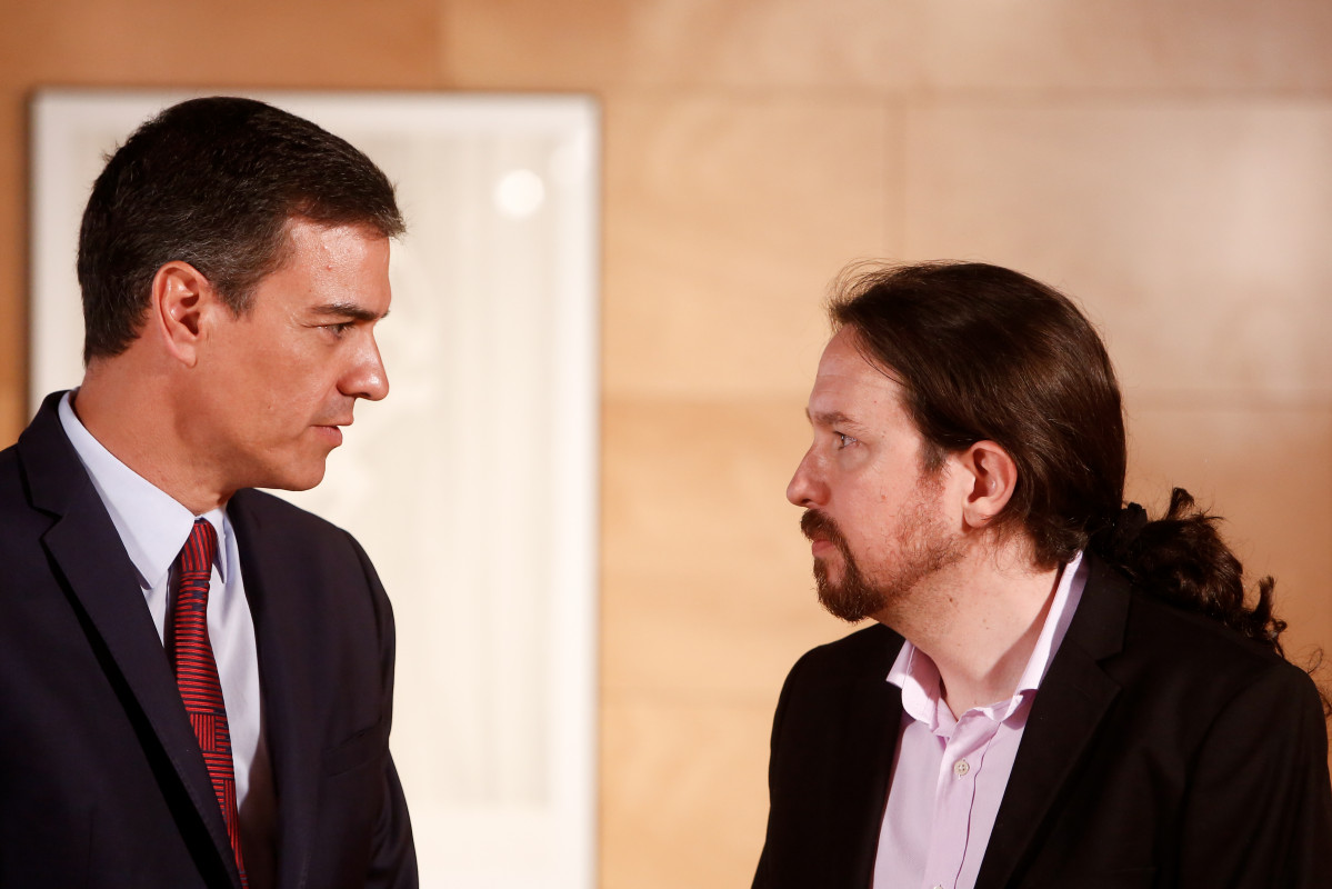 El presidente del Gobierno en funciones, Pedro Sánchez (1i), se reúne con el secretario general de Unidas Podemos, Pablo Iglesias (2i), de cara a la sesión de investidura que comienza el 22 de juli