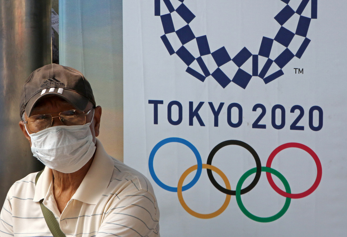 Un hombre con una mascarilla, debido al coronavirus, en un acto de los Juegos Olímpicos de Tokio 2020