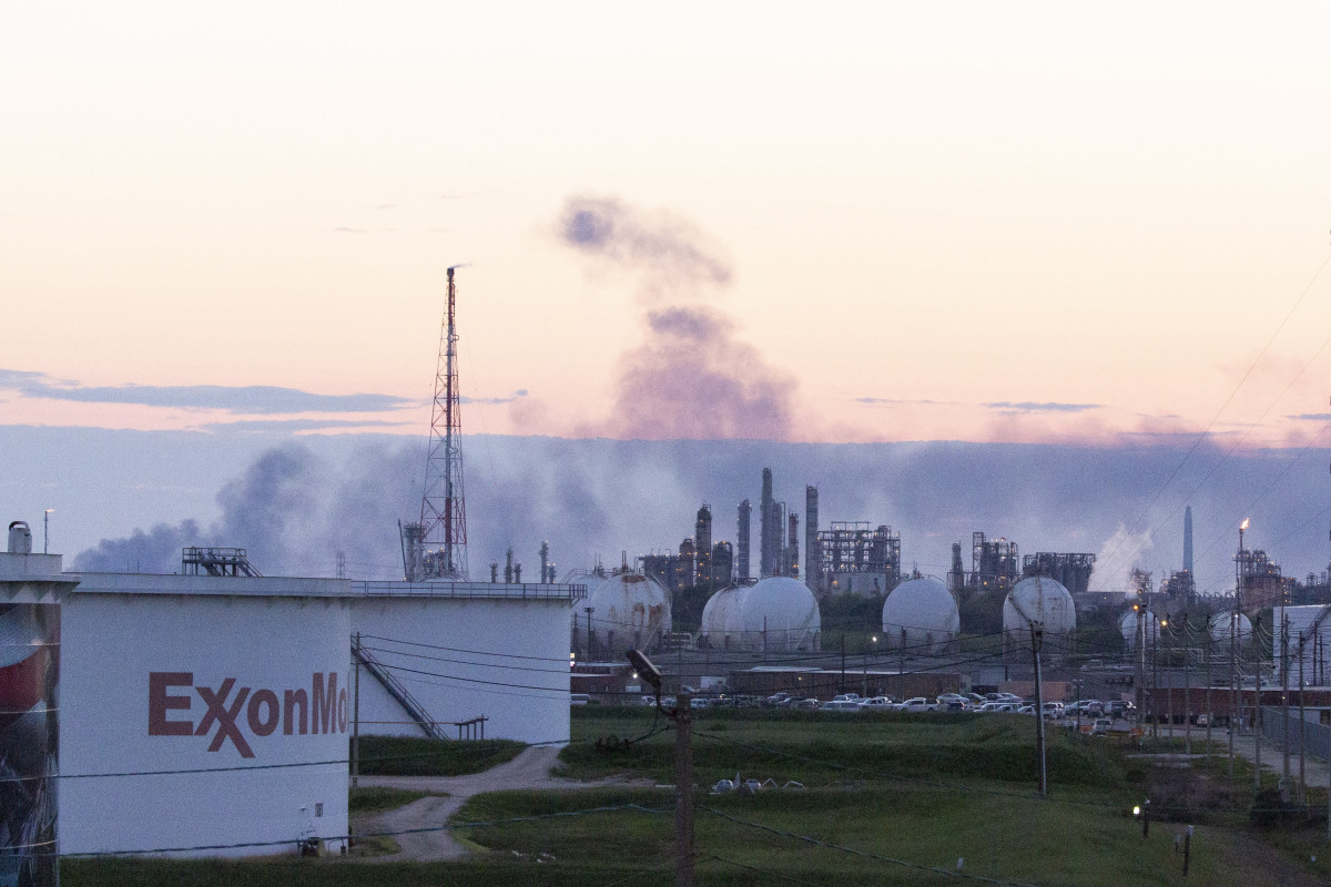 March 19, 2019 - Deer Park, Texas, United States: Exxon Mobil Corp. 's Baytown, Texas, REFINERY, the nation' s third largest, fought a Furnace fire while nearby Petrochemical tanks at Deer Park s Intercontinental Terminales Company remained Ablaze for the th