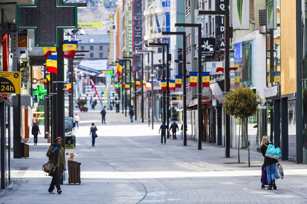 La Avenida Meritxell, Principal Eje Comercial De Andorra, Durante El confinamiento Miedo El Covidien-19