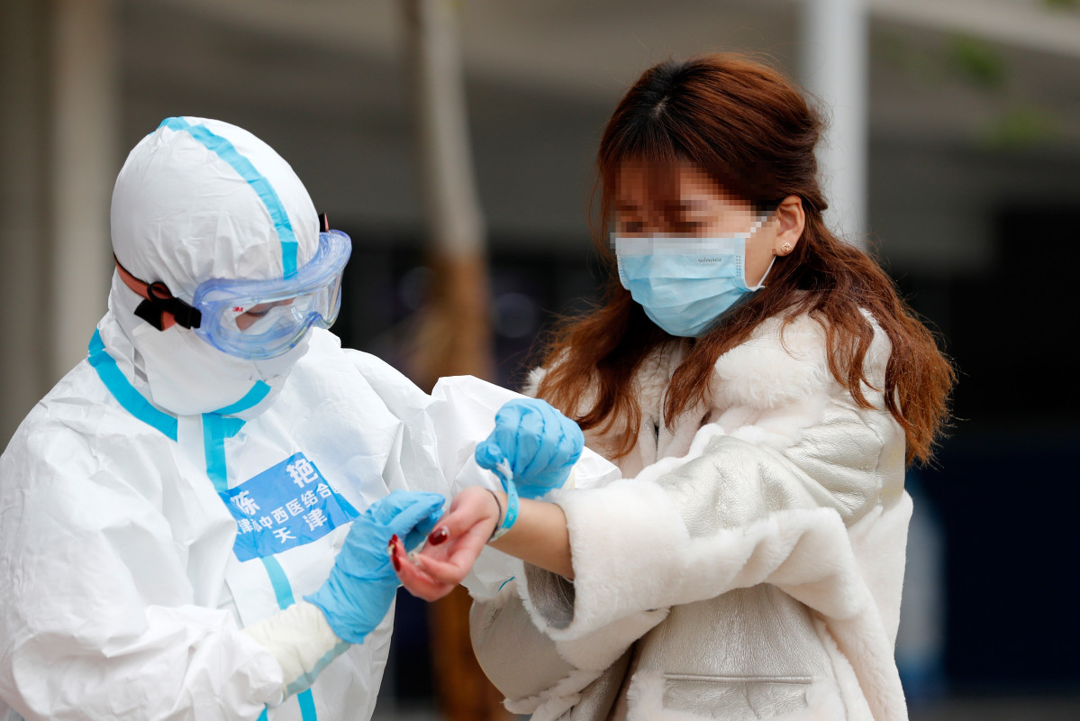 Un paciente recuperación se Dado de alta del hospital temporal de Wuhan, provincia de Hubei. 26 de febrero de 2020.