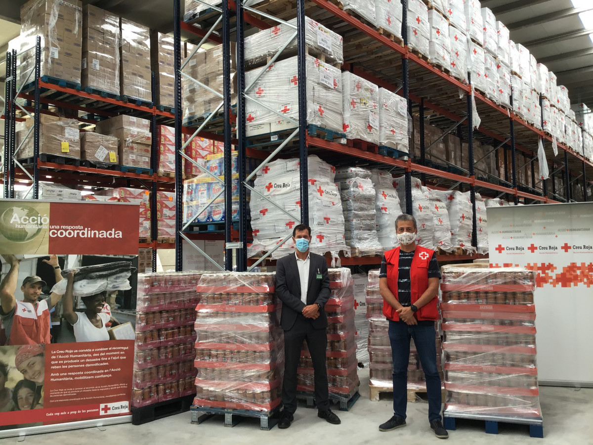 FOTOGRAFÍA Responsables de la Cruz Roja y Mercadona en Cataluña en un momento de la donaciou0301 hecha hoy (1)