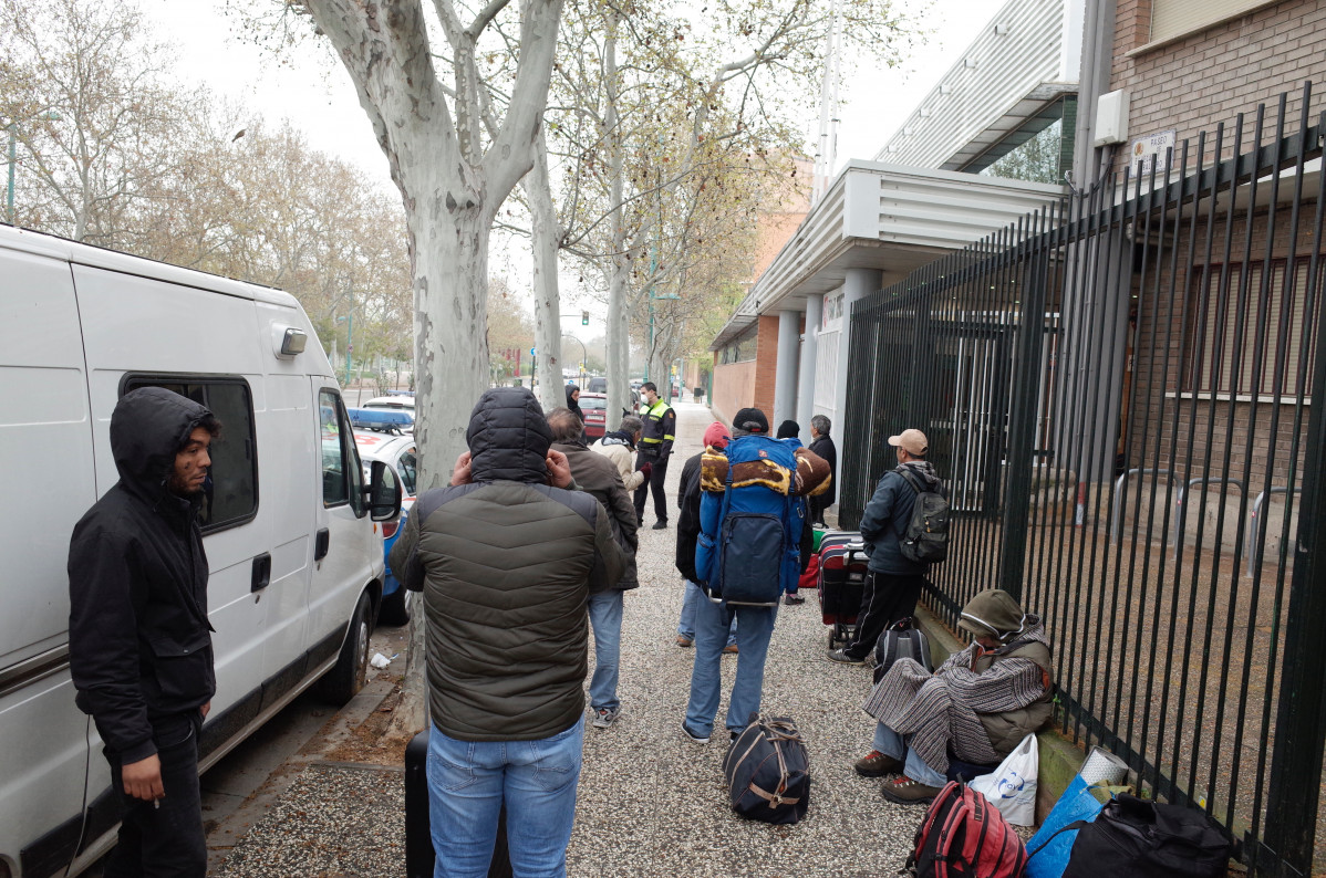 Personas sin hogar esperan entrar en el pabellón deportivo de Tenerías, en el que se han habilitado 100 camas para sin techo.