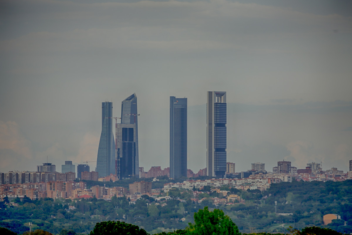 Panorámica de Madrid tomada desde la Casa de Campo, en las cercanías de Pozuelo de Alarcón (Comunidad de Madrid / España) a 18 de abril de 2020. La contaminación por dióxido de nitrógeno (NO2), el contaminante más importante de la capital, ha descendido u