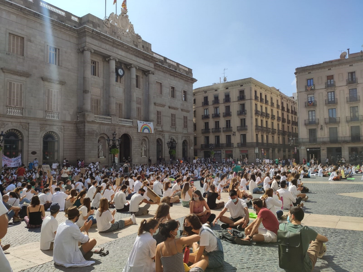 Concentración de los médicos internos residentes (MIR) en la plaza Sant Jaume de Barcelona (Archivo)