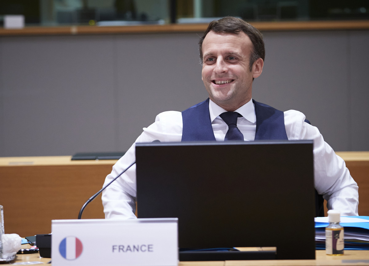 HANDOUT - 11 December 2020, Belgium, Brussels: French Presidente Emmanuel Macron smiles at the end of a night of Negotiations during a two days face-to-face European Council summit. Photo: Mario Salerno / EU Council / dpa - ATTENTION: editorial use only and donde