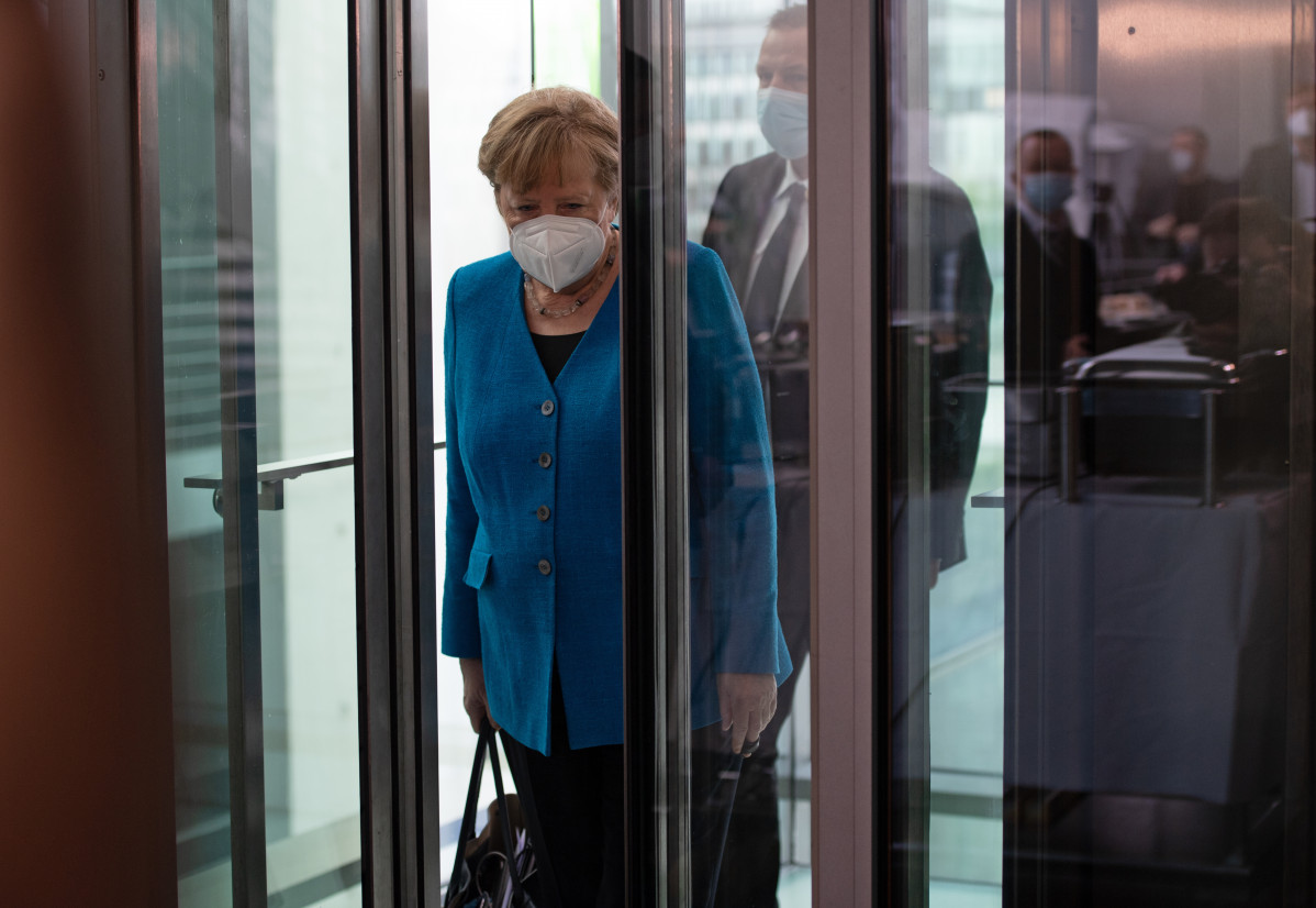 Europa Press 3691403 23 april 2021 berlin german chancellor angela merkel éxitos an elevator at