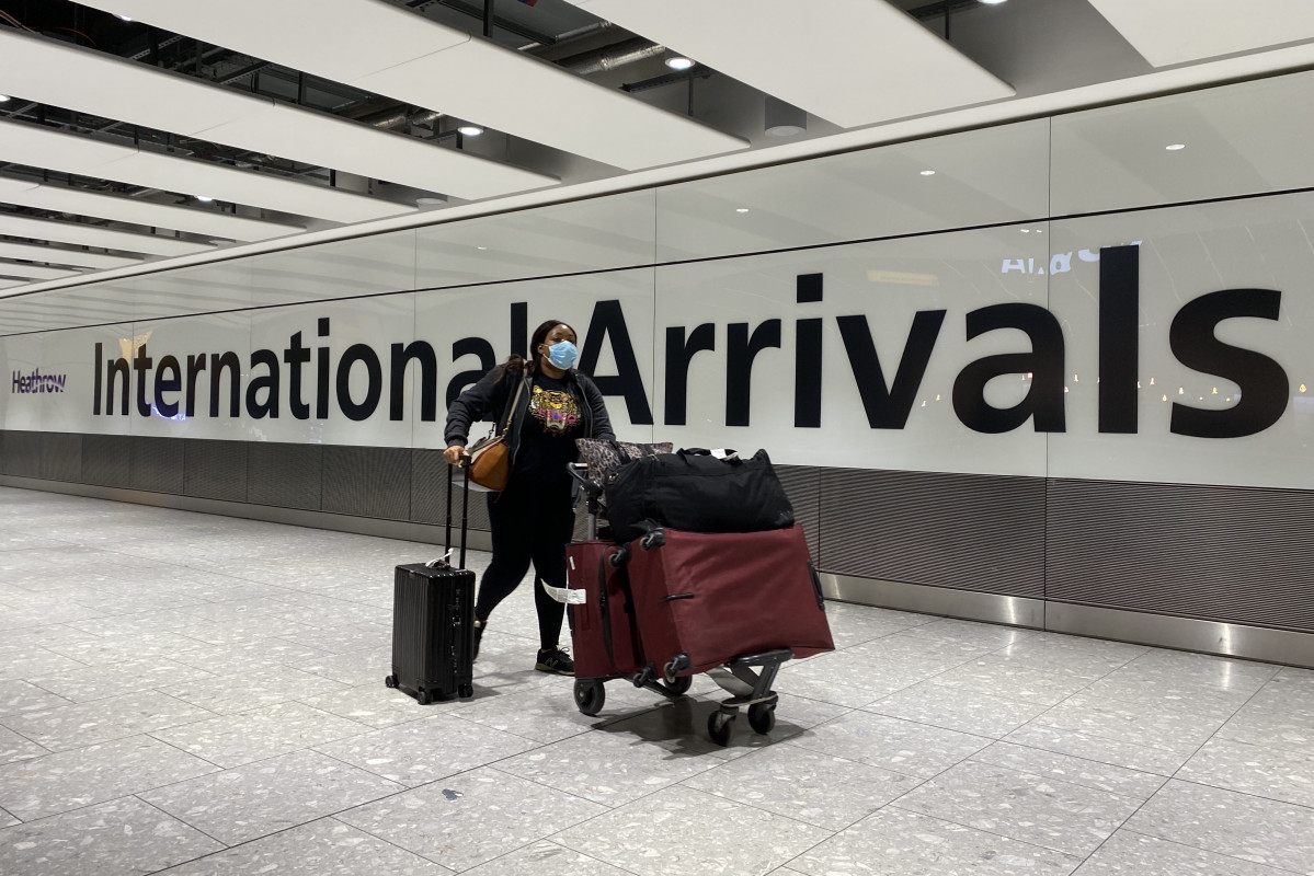 EuropaPress 3521858 18 january 2021 united kingdom london passenger pushes trolley through the