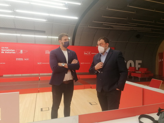 El secretario general de la FSA-PSOE y presidente del Principado, Adrián Barbón, y el secretario LGTBI de la Comisión Ejecutiva Federal del PSOE, Víctor Gutiérrez.