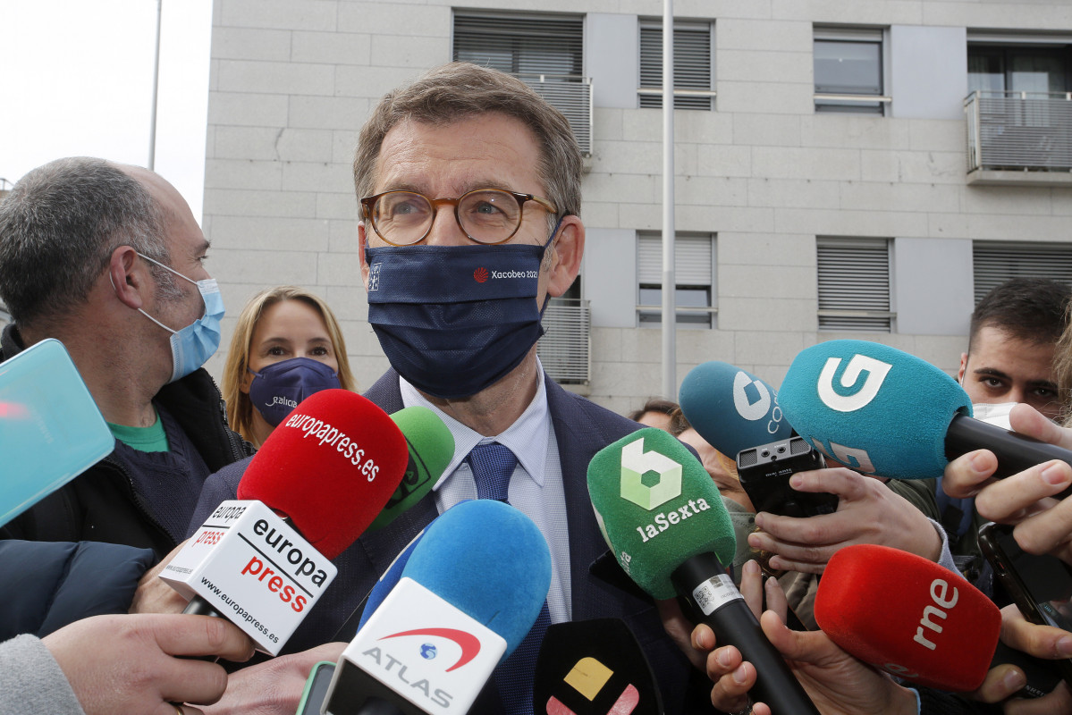 El presidente de la Xunta, Alberto Núñez Feijóo, ofrece declaraciones a los medios después del acto de entrega de llaves a adjudicatarios de viviendas protegidas, en Vigo, Pontevedra, Galicia (Esp