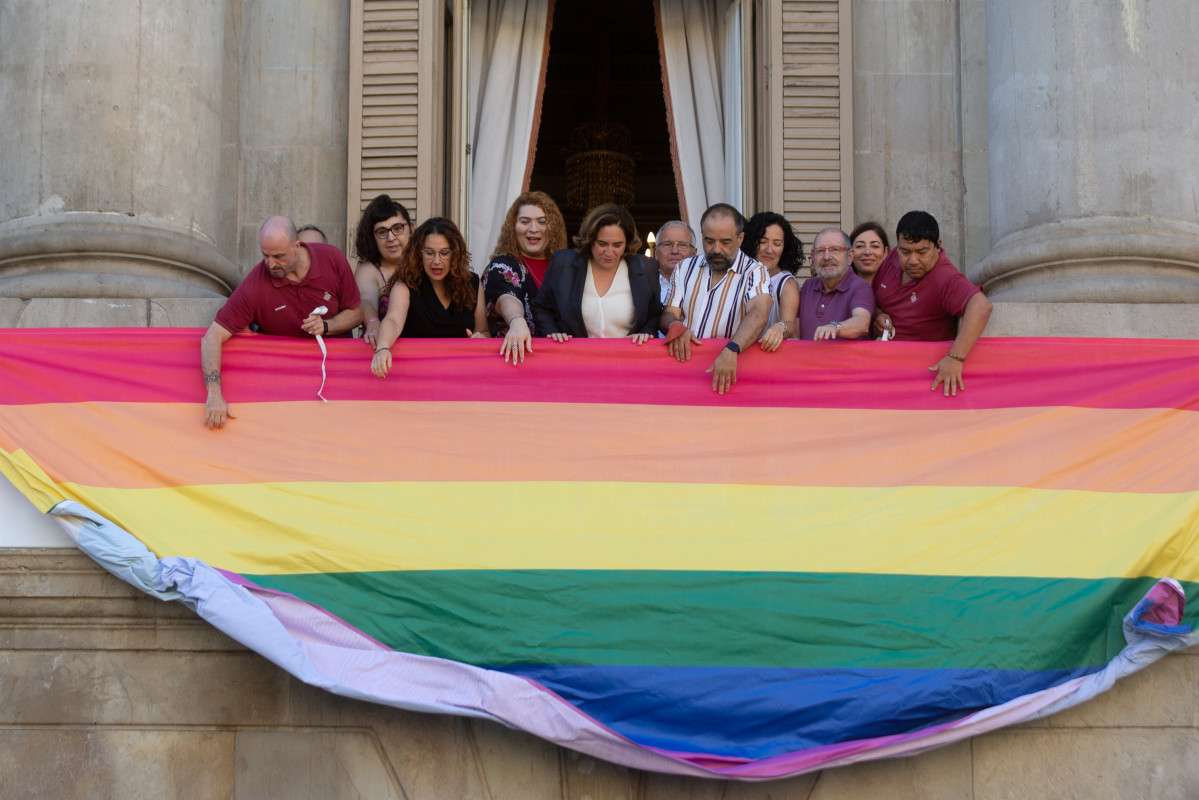 La alcaldesa de Barcelona, Ada Colau, cuelga el pendón en el Ayuntamiento por el día del Orgullo LGTBI